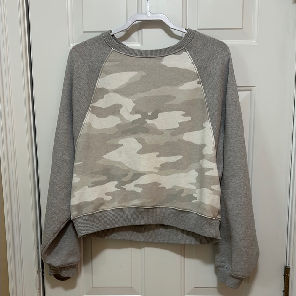 American Eagle Outfitters Gray and Cream Sweatshirt